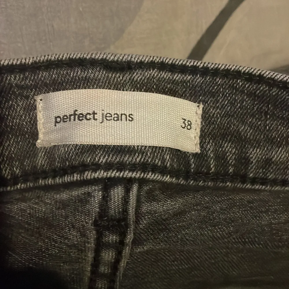 Ett par super super fina low waist Gina tricot jeans i storleken 38  Väl använda men fortfarande i bra skick. . Jeans & Byxor.