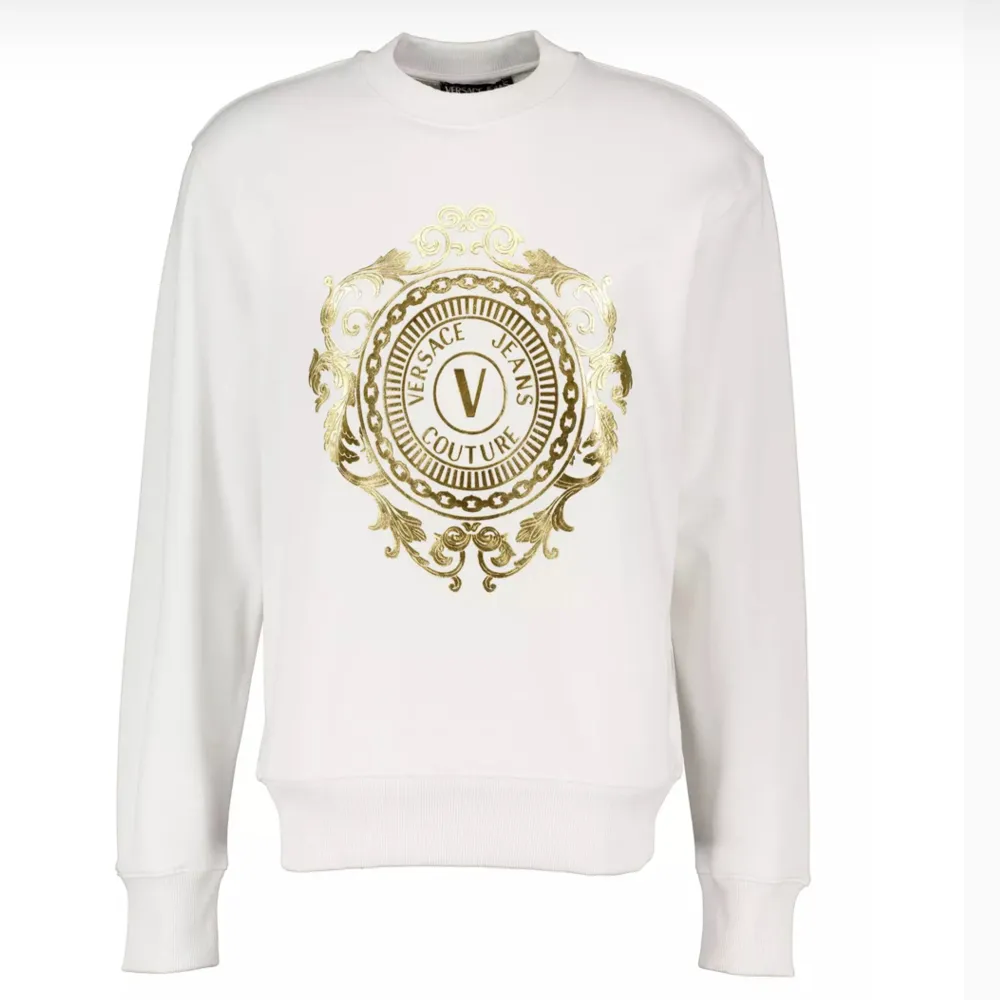 Säljer då den inte kommer till användning.  Versace sweatshirt  Storlek: S Skick:9/10 (använd 1 gång) Nypris 2500kr . Tröjor & Koftor.