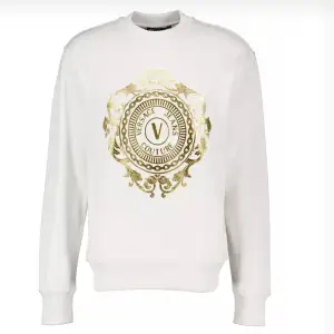 Säljer då den inte kommer till användning.  Versace sweatshirt  Storlek: S Skick:9/10 (använd 1 gång) Nypris 2500kr 