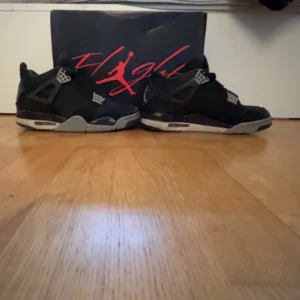 Jordan 4 black canvas - Hej, säljer ett par riktigt snygga sommar skor. Det är Jordan 4 i färgen black canvas. Skick: Använt, tappat lite färg på vissa ställen. Därför är priset så lågt! Nypris 4,500kr! Skriv för frågor! Box ingår!
