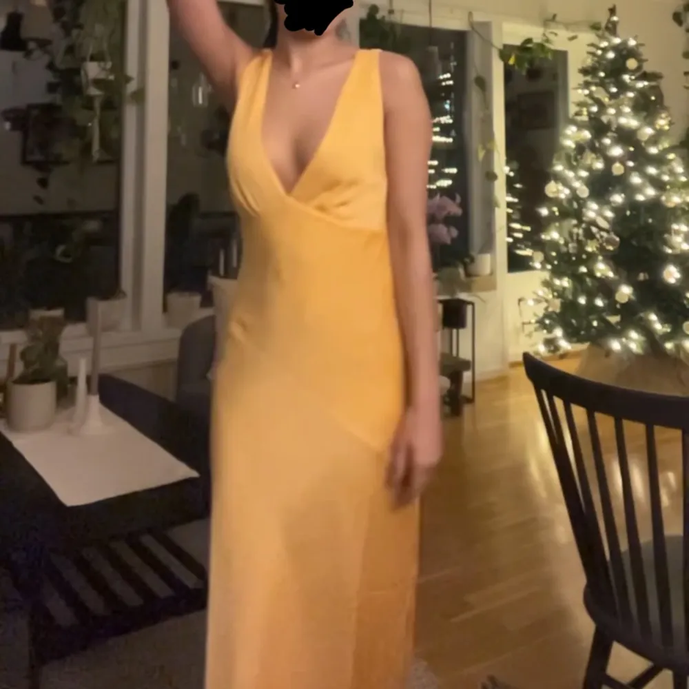 Jag säljer denna SUPERFINA gula balklänning då jag hittade en som passade mig bättre. Den är i storlek xxs men är något stor då jag vanligtvis bär en xs till s. Den första bilden speglar hur klänningen ser ut i dagsljus! Aldrig använd!. Klänningar.