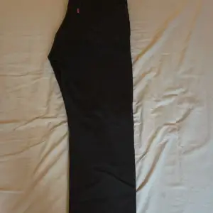 Tjena säljer ett par riktigt sjysta svarta Levis 501 jeans för ett bra pris. Skicket är använt men inga skador alls eller fläckar. Nypris 1299kr!