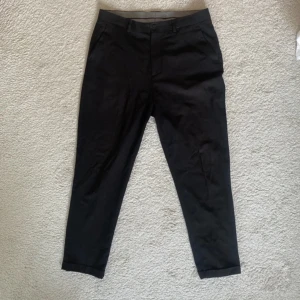 Kostymbyxor Zara - Säljer då de inte passar, storlek 31/32 från Zara.