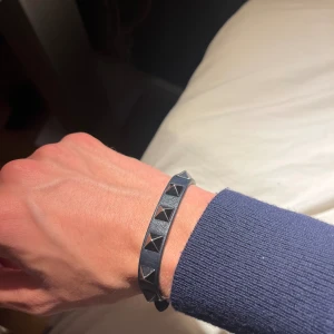 Valentino armband  - Tja, säljer nu detta valentino armband som jag inte använt så relativt mycket. Så fortfarande i väldigt bra skick.  Hör av er vid frågor eller mer bilder!
