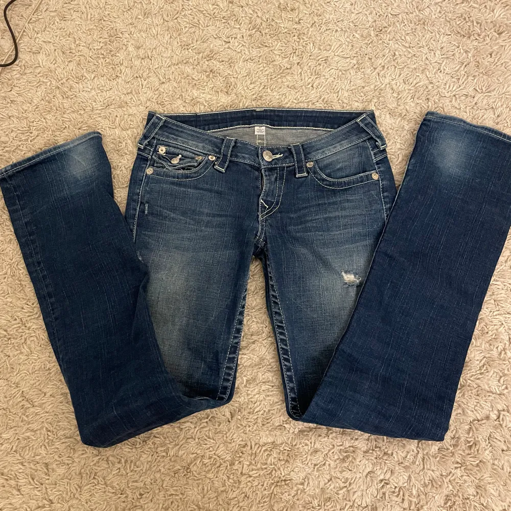 Lägger upp igen! Säljer dessa sjukt snygga true religion jeans, midjemåttet: 37-38 cm och innerbenslängden: 82 cm. I modellen bootcut och har inga defekter. Skriv vid funderingar! 💗. Jeans & Byxor.