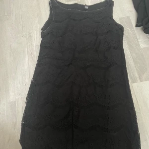 Spetsklänning  - ”Skinnet” har flagnat i kragen därav priset 