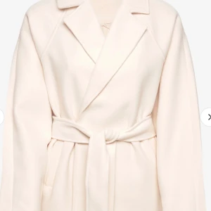 Krämvit kappa  - Perfekt tjocklek nu till våren, inga fläckar eller synliga spår på tidigare användning. 