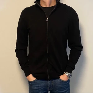 Zip tröja  - Super snygga zip tröja från my wear. Passar med super mycket! Modellen är 184 och väger 70