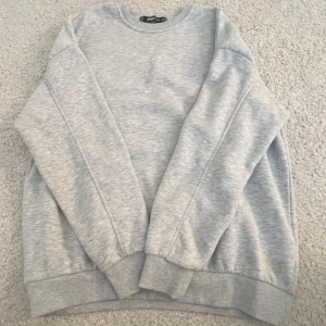 Tröja  - En tröja i grå som är i bra skick, den är stor i storleken 