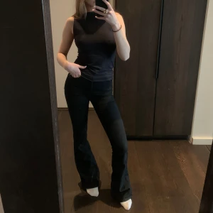 Svarta bootcut jeans  - Svarta High waist bootcut jeans från Bikbok i storlek XS, men funkar även som storlek S. Pris 169kr