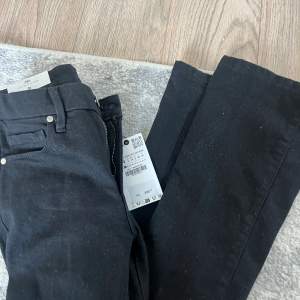 Nya zara jeans i modellen mid waist bootcut, som tyvärr var för små för mig. Storlek 34. Original pris 399kr