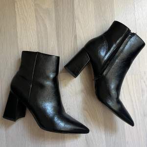 Svarta boots med spetsig tå och klack i storlek 40, använda inte för att de är för små!