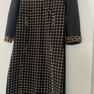 Använd 2 tillfällen designat av en designer utomlands Linda Imami och har snygga detaljer. Klänningen är som ny.   Nypris: 2500 kr