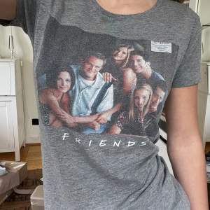 T-shirt med friends-tryck. Lite formad och rätt lång🫶🏻