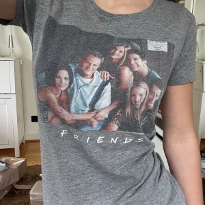 Friends-topp - T-shirt med friends-tryck. Lite formad och rätt lång🫶🏻