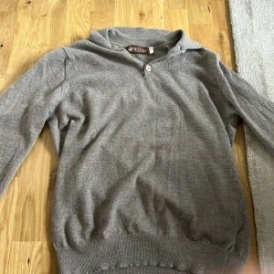 Morris tröja - Säljer min Morris tröja. Storlek xl men passar M. Barnstorlek. Använd några gånger ba