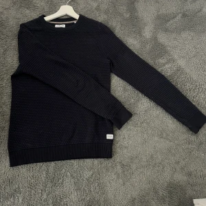 Stickad tröja - Varan är i bra skick. Storlek S. Skriv vid fler frågor/funderingar.