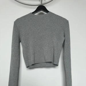 Grå kort kofta, Brandy Melville - En jättefin grå kroppad kofta från Brandy Melville! 💕  Passar både som XS-S, då den är lång vid ärmarna. 