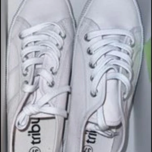 Sneakers/ tygskor - Stl 37