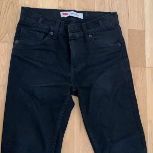 Levis  - Levis jeans modell 510 stl 12 svarta, fint skick 
