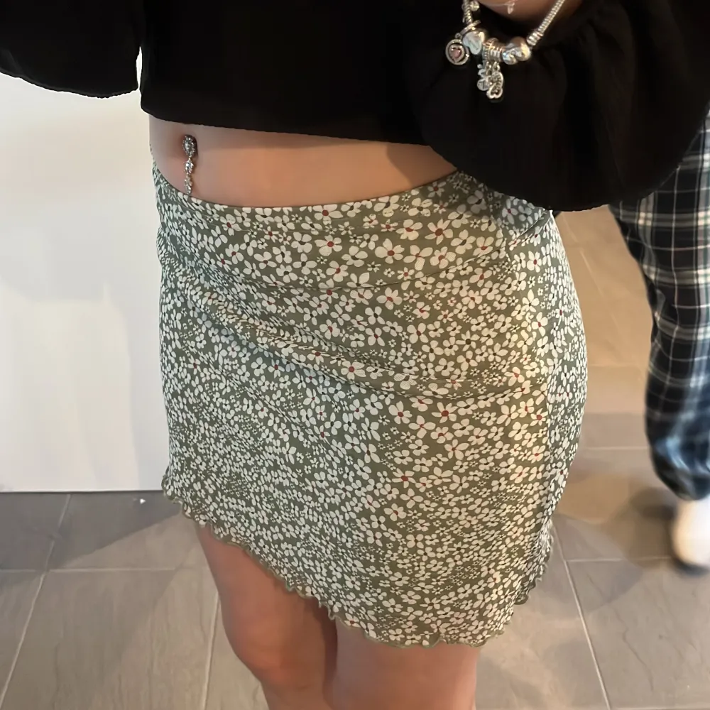 Jättefin grön blommig kjol som är så fin till sommaren! Den är i storlek S men passar även xs. Vet tyvärr inte vilket märke det är!. Kjolar.