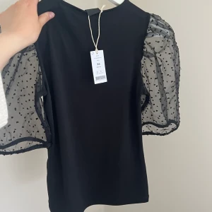 Topp  - Oanvänd med prislapp kvar 