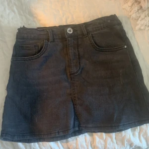 Säljer min jätte fina zara jeanskjol!💓 - Säljer min jätte fina jeans kjol ifrån zara, bara andvänd ett fåtal gånger! Den passar i större storlekar om man vill ha den som en kortare kjol!☺️