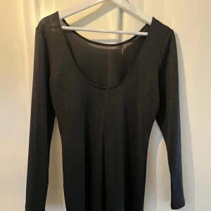 Svart glittrig klänning  - Aldrig använd 