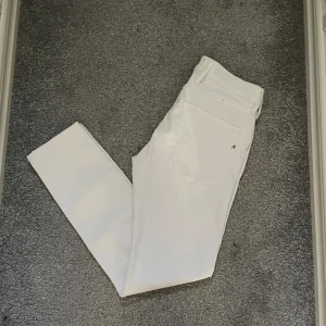 Replay jeans - Ett par vita replay anbass hyperflex jeans! Perfekta jeans nu till sommaren, jeansen har storlek 31 i midja och sitter som 180 i längden! Jeansen är i utmärkt skick och saknar defekter!🙌