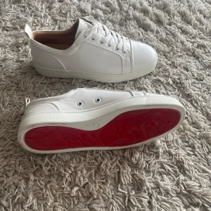 Christian Louboutin skor utan spikar - Passar 42/42,5 Använda en gång. Priset kan diskuteras. Det är Inte äkta.