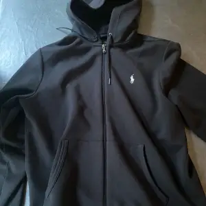 en helt ny polo ralph lauren zip hoodie i färgen svart pris kan diskuteras