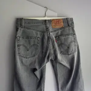 Ett par skit snygga gråa Levi’s jeans som är raka som är tyvärr för små för mig därför säljer jag dem💘