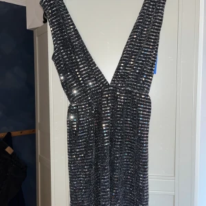 Glittrig klänning  - Fin glittrig klänning