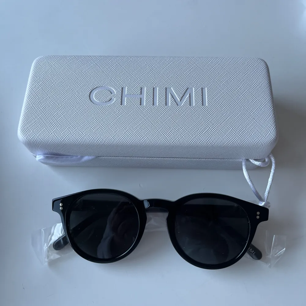 Säljer mina chimi glasögon i modellen 03 och färgen black! Helt oanvända glasögon med förpackningingen kvar! Orginal pris: 1350 kr. Asusteet.
