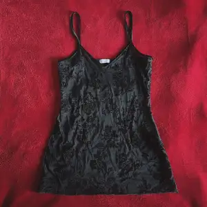 Jättefint svart vintage linne med blommigt mönster och sammetsdetaljer från Pierre Cardin! 🖤🥀Halvgenomskinligt material så perfekt att styla med svarta croptops och braletter 😌 Passar M (har stretch) 📏Knappt använt! ✨Köp nu (inga prisförslag) 💌