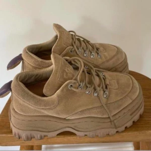 Eytys  - Eytys angel!  Knappt använda. Så så fina till både byxor och kjol / klänning. Kan skicka fler bilder!  Nypris - 2990 