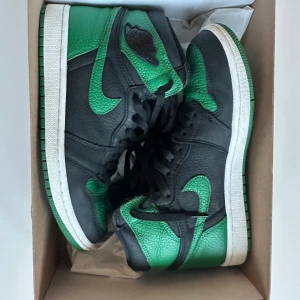 Jordan 1 Pine Green retro - Säljer mina Jordans nu!! Con 8/10  Använda ett fåtalgånger, hör av er vid intresse eller fler bilder💪🏻