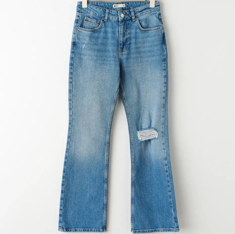 Jeans från Gina Tricot! Storleken är 36 petit. Skriv gärna om du vill ha fler bilder på jeansen ❤️. Jeans & Byxor.