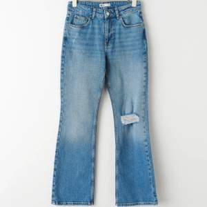 Jeans från Gina Tricot! Storleken är 36 petit. Skriv gärna om du vill ha fler bilder på jeansen ❤️