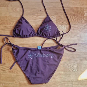 Vintage Billobong Bikini set - Alla stenar är på plats Väldiiigt fint skick på bikinin, ser inte använd ut. Färgen Syns inte så bra på de flesta bilderna pga ljuset men sista bilden är hur färgen på bikinin ser ut irl.