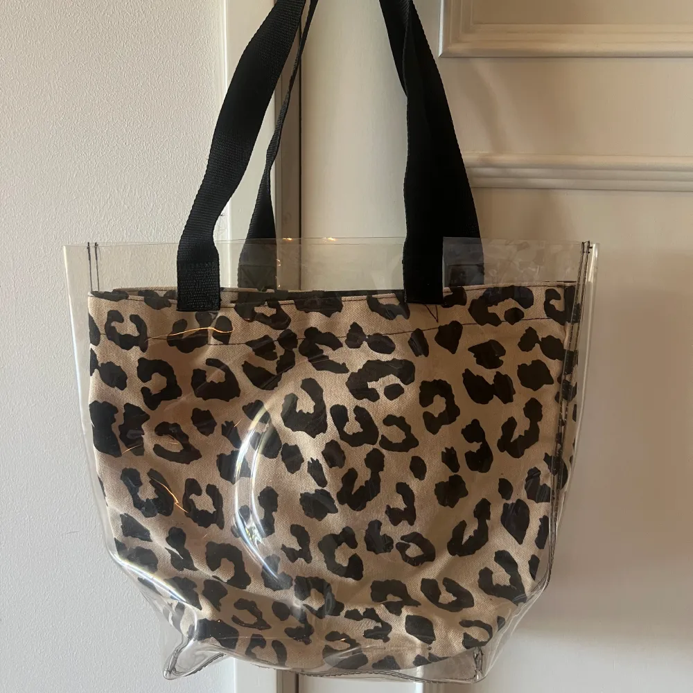 Säljer denna oanvända leopard strandväskan då den inte kommit till användning. Leopard delen inuti går även att ta ut så de endast blir en ”genomskinlig” väska. Skriv vid intresse eller frågor. . Väskor.