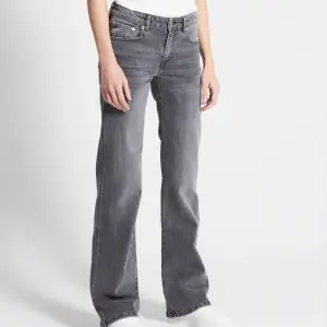 low waist bootcut jeans från lager 157 har klippt av dem där nere, kom privag för bilder storlek s, full lenght nypris 400 kr bara att skriva privat för frågor