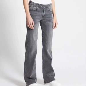 low waist jeans - low waist bootcut jeans från lager 157 har klippt av dem där nere, kom privag för bilder storlek s, full lenght nypris 400 kr bara att skriva privat för frågor