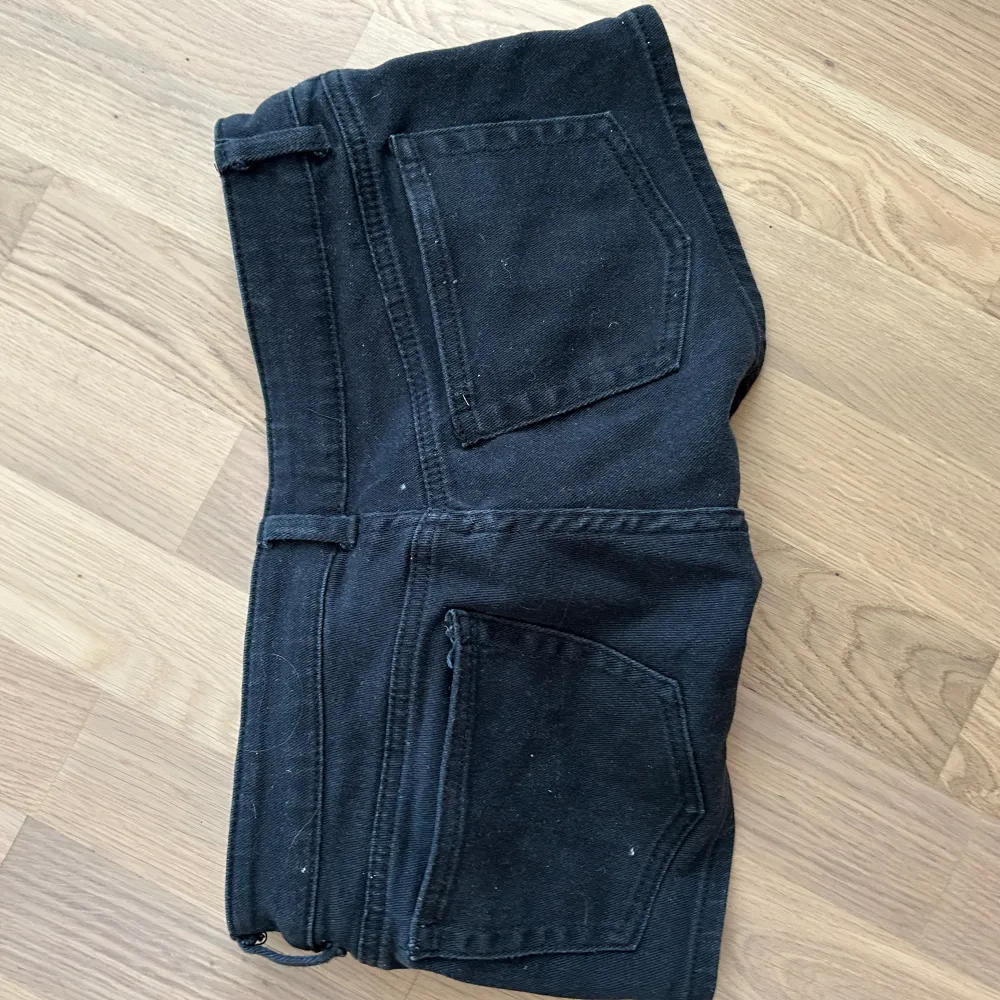Snygga svarta jeans shorts!! Inga defekter, ser ut som nya  Storlek 38 men sitter som 36. Shorts.