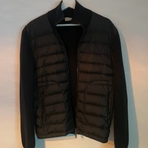 Moncler cardigan strl L - Säljer min moncler cardigan herr i strl L. Den är i färgen navy och i väldigt bra skick(nästan som ny). Möts upp i Stockholm nacka.