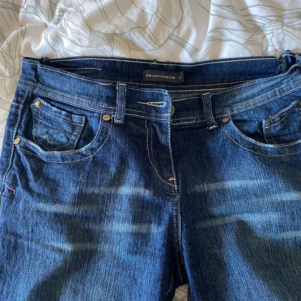 Fina lowwaist jeans i bra skick! Midjan är insydd med resår men det syns inte utanpå när man har på sig jeansen 💞 jag är 170 cm lång och de går ned till golvet på mig!  Midja: ca 40 cm Benöppningsmått: 25 cm Innerbenslängd 76 cm Midjehöjd 22 cm. Jeans & Byxor.