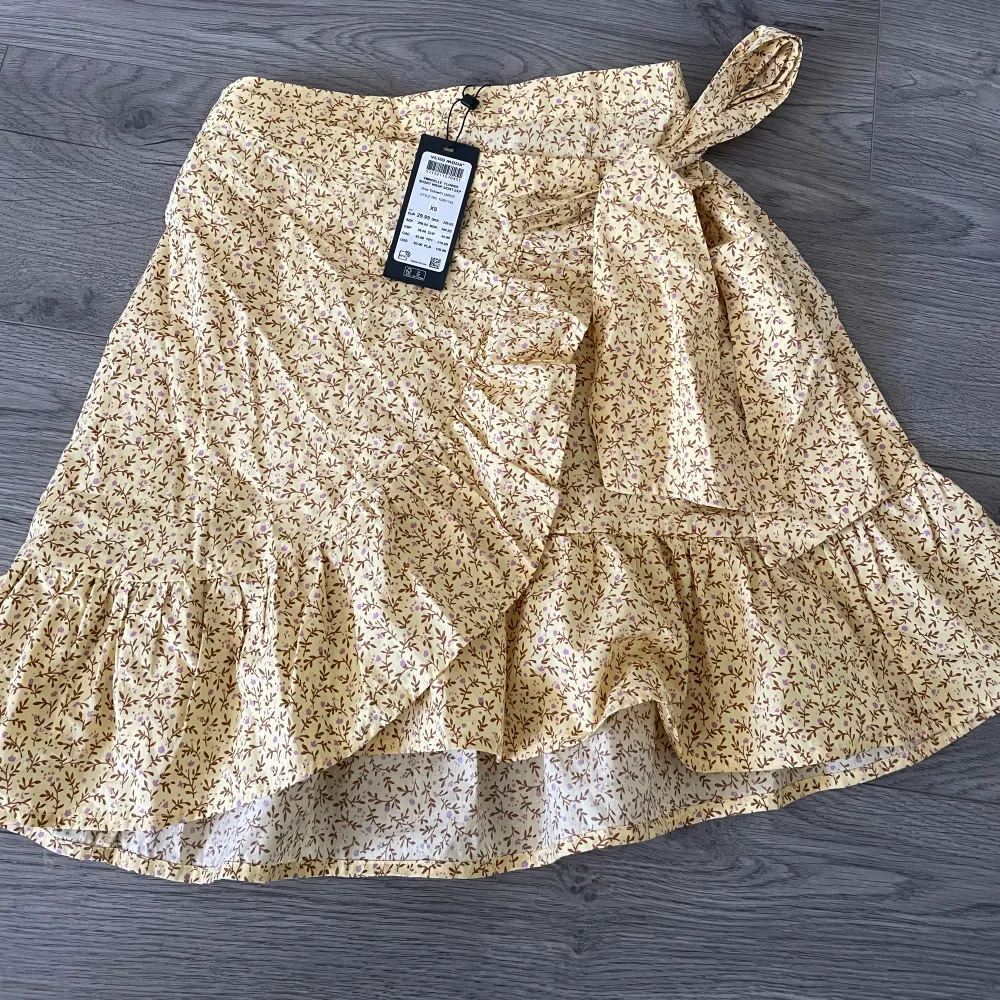 Jätte söt gul kjol från Verdomoda! Aldrig använt den, ny pris är 300 men säljer för 150! . Kjolar.