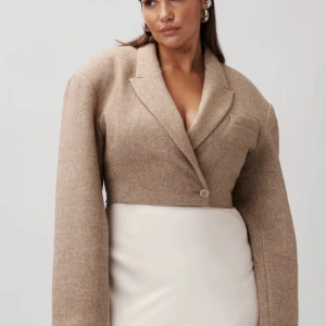 Adoore Cropped Blazer  - Endast använd en gång så i nyskick, storlek 36. Tajtare i midjan men annars normal i storlek! Slut i storlek på hemsidan🤍