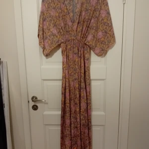 Klänning Ɓlack colour - Klänning strl L black colour. Som ny. Från rök o djurfritt hem