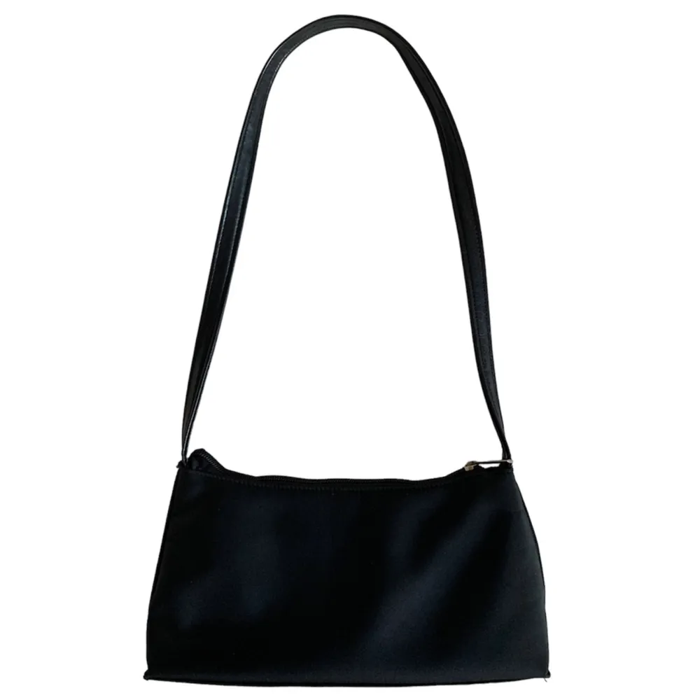 Svart enkel mini väska med läderimitation rem 🌟HÖJD: 14 cm. BREDD: 26 cm. . Väskor.